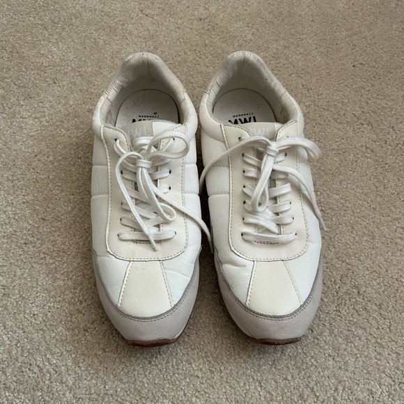 Athletic_Shoes